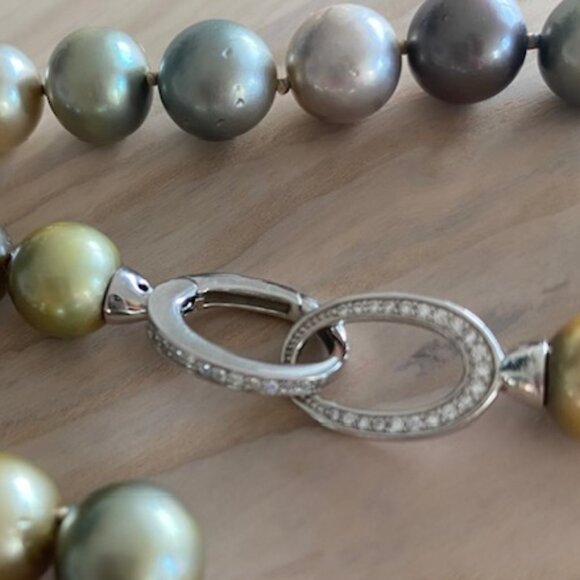 Genuine Tahitian Cultured South Sea Pearl necklace with silver lock - Picture 9 of 10